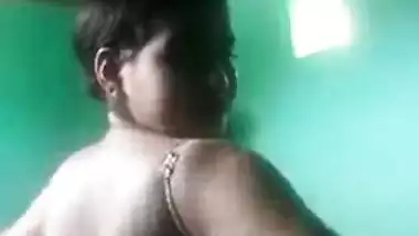 Desi girl showing boobs pussy on cam MMS video