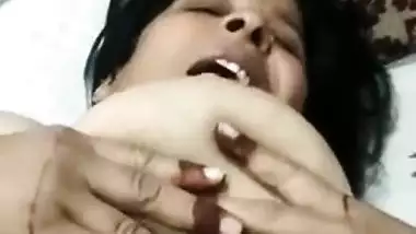 Unsatisfied Desi XXX bitch playing with her big boobs on cam